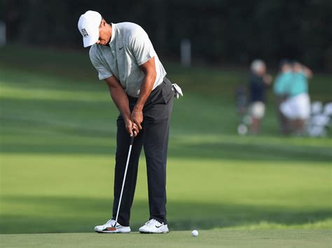 Tiger Woods Putting Grip Detailed Breakdown Golfers Gear