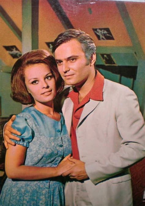 Sen bir meleksin| hülya koçyiğit eski türk filmi tek parça kimsesi olmayan ve çok başarılı bir öğrenci olan hülya kalacak yeri. Hülya Koçyiğit - Ediz Hun | Artist, Eski film afişleri, Aktör