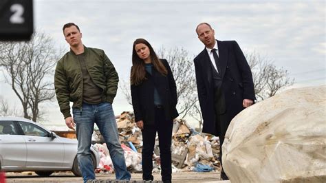 Heiko wills hat vier schwämme, die ablageplatte ist fein säuberlich beschriftet. TV-Krimi im ZDF „Herr und Frau Bulle: Abfall" mit Alice ...