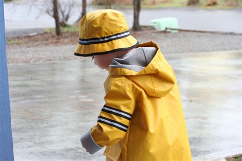 Sfoglia 548 yellow raincoat boy fotografie stock e immagini disponibili, o avvia una nuova ricerca per scoprire altre fotografie stock e immagini. Word By Word: Little Yellow Raincoat
