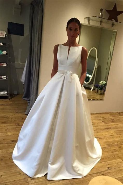 Elegant Ivory Sleeveless Long Ball Gown Wedding Dresses With Pockets Wedding Dress With