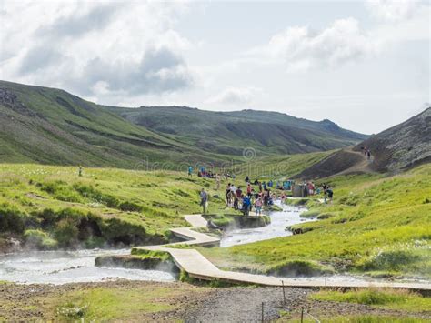 Natürliches Geothermisches Bad In Einem Heißen Fluss Im Reykjadalur Tal Mit Holzfußweg Und