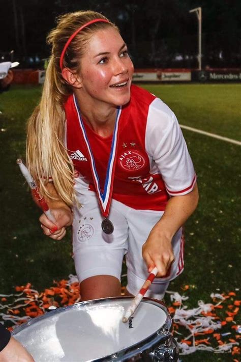Pin By Chiraag Lodhia On Anouk Hoogendijk Female Football Player