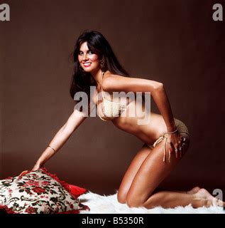 La Actriz Caroline Munro Vistiendo Bikini De Oro Desempe Una