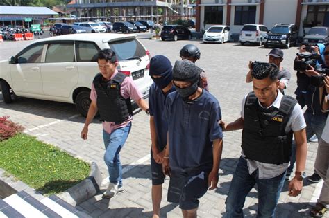 Selain suaranya unik, penggunaan klakson ini pun mampu menyita perhatian warga. Loker Sopir Truk Cabe : Truk Angkut Cabai Tabrak Truk Tangki Di Tol Semarang Solo Sopir Truk ...