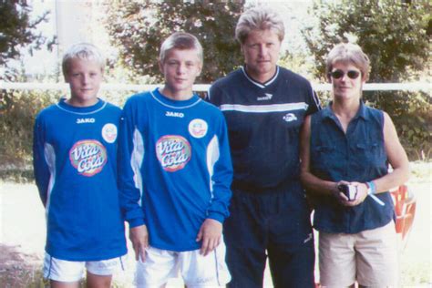 Seit gestern ist felix kroos ein löwe. "Kroos": Doku über Weltstar Toni feiert endlich ihre Free ...