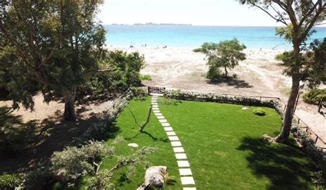 Plantagenhaus abseits vom tourismus am strand auf sardinien, ferienhaus posada ca. Modernes, stilvolles Strandhaus direkt am Strand ...