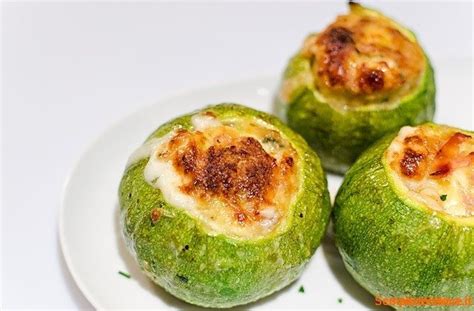 Mescolate il tutto fino ad amalgamare gli ingredienti. Zucchine tonde ripiene ricetta semplice e veloce