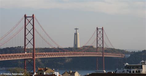 A velocidade máxima é de apenas 70 km/h nos viadutos de acesso do lado norte e de 60 km/h em cima do tabuleiro. Trabalhos para a construção da Ponte 25 de Abril começaram há 50 anos - Açoriano Oriental