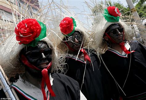 Cinco de mayo may just be the mexican holiday americans love most. Thousands celebrate Cinco de Mayo in Mexico City | Daily ...