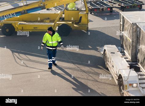 Aviation Ground Crew At Frankfurt International Airport Fra Handling Lufthansa Luggage Baggage