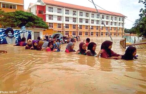 Anti icerd rally in kuala lumpur bantah icerd подробнее. Rescuers struggle to reach flood victims in Malaysia as ...