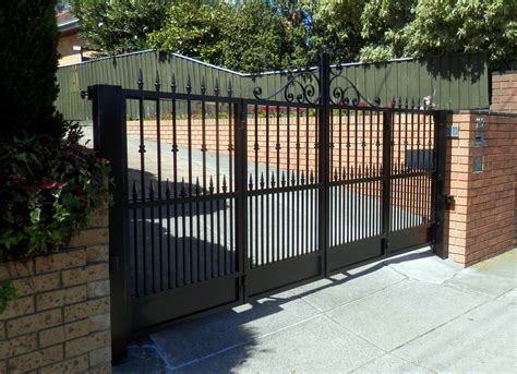 Trackless Bi Fold Automatic Gates With Rising Hinges Custom Made