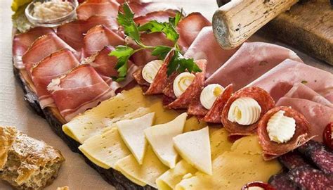 Si tratta di quei fogli di pane molto sottili, a forma di disco, tipici della sardegna. Le specialità tipiche della Sardegna - Buonissimo