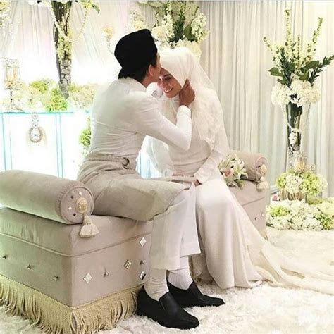 Dek kerana itu, pasangan ini dihujani dengan ucapan tahniah daripada para peminat. Gambar dan Video Majlis Pernikahan Nazim Othman dan Bella ...