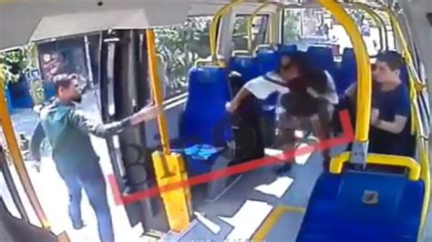 Video Turquie Une Jeune Femme Lée Dans Un Bus Parce Qu Elle Portait Un Short En Période De