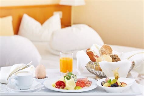 Frühstück ans bett aus dem café hummel. "Frühstück im Bett" Inselhotel Faakersee (Oberaichwald ...