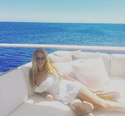 Eve jobs currently enjoys family's net worth of $20 billion. Eve Jobs Wiki (Steve Jobs Daughter) Bio, Age, Net worth ...
