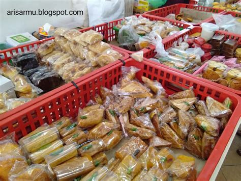 Snack ini terbuat dari kacang tanah yang dibalut tepung terigu dan telur. Jajanan Pasar (Traditional Snacks): Pasar Manis, Purwokerto