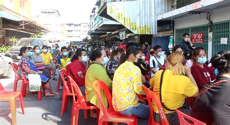 ผู้ว่าฯ ปทุมธานี สั่งปิดตลาดสุชาติ และตลาดพรพัฒน์ เป็นเวลา 14 วัน พร้อมห้ามเคลื่อนย้ายแรงงานต่างด้าวในทั้งสองตลาด หลังพบแรงงานต่างด้าวติด. ผวจ.ปทุมธานีสั่งปิด 2 ตลาดดังย่านรังสิต หลังต่างด้าวติดโค ...