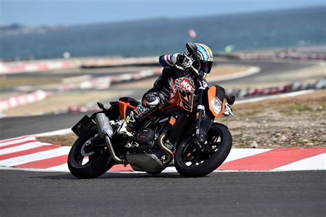 Thanks to our friend dimitri for giving us the chance to ride his beast! KTM 690 DUKE (2016-on) Review | Speed, Specs & Prices | MCN