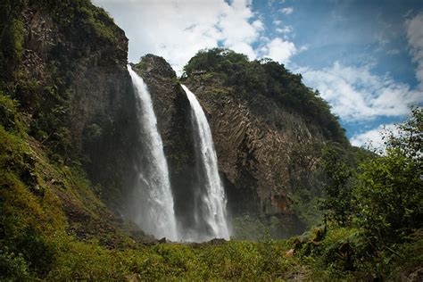 Rodeada de una vegetación exuberante repleta de aguas termales, cascadas, ríos, montañas y un. Baños de Agua Santa - Ecuador | Explore Barrs Photo's ...