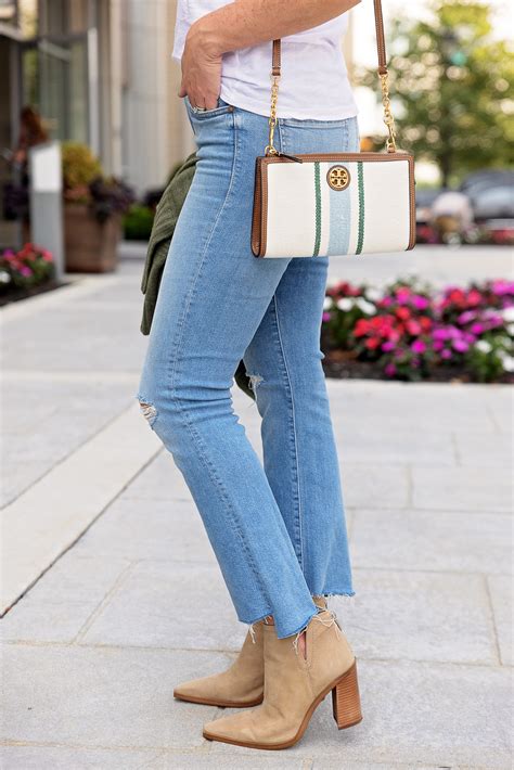 How To Wear Crop Flare Jeans With Boots For Fall 2021