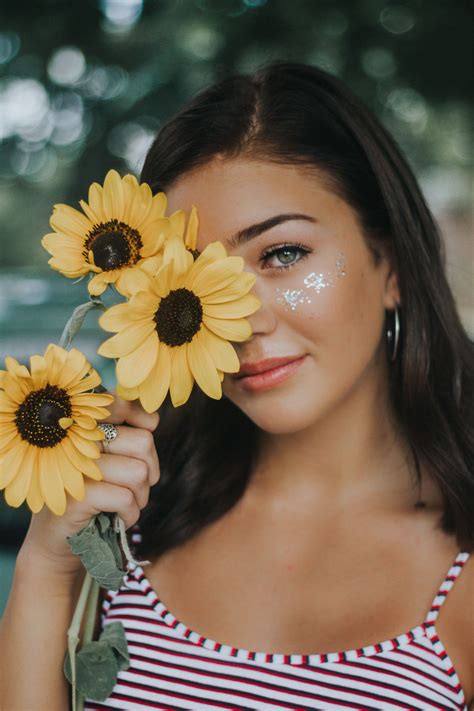 Studio photoshoot with emily from @sharethesoul. sunflower and glitter summer photoshoot | Glitter ...