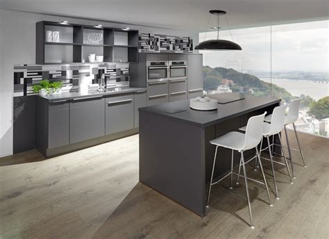 Leggi le caratteristiche e scopri come siano una valida scelta per aumentare gli spazi. Cucine con isola moderne e personalizzate - Clara Cucine