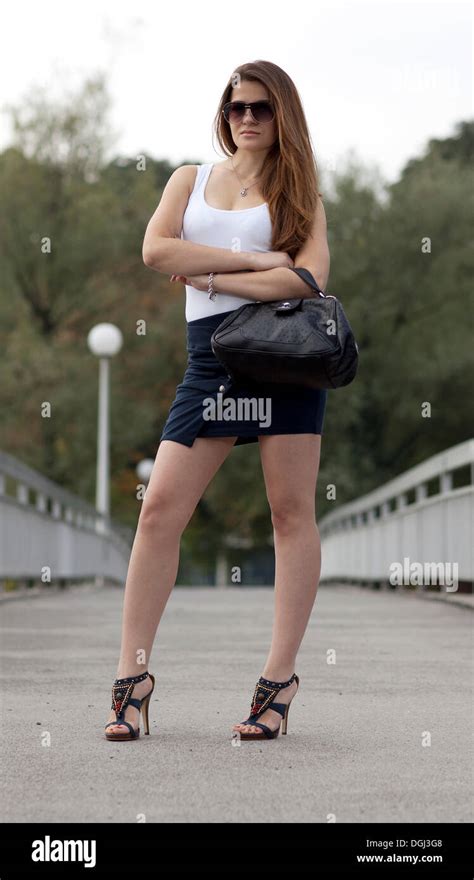 Junge Frau Trägt Einen Minirock Und High Heels Sonnenbrille Hält Eine