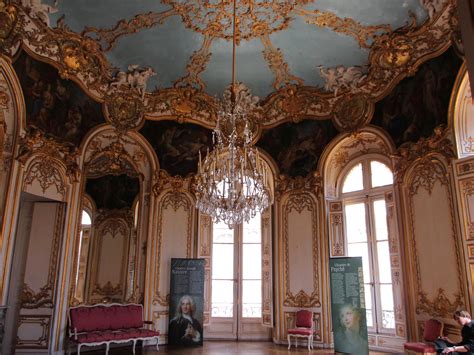 La princesse de clèves aime le fringant duc de nemours qui est passionnément amoureux de sa jeune et belle personne. Hôtel de Soubise, siège des Archives Nationales à Paris ...