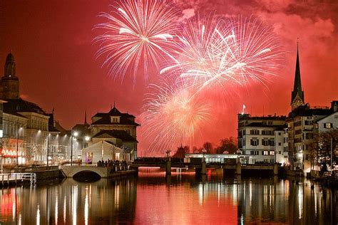 Sie war, als erste frau der schweiz, von 1984 bis 1989 mitglied der landesregierung (bundesrat) , und wurde 1988 zur vizepräsidentin des bundesrates. Feuerwerk Zürich - Erster August - Schweizer ...