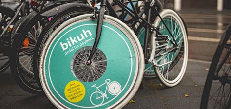 Bikuh bringt werbetreibende mit radfahrern zusammen und lässt diesen ins vorderrad eine holzscheibe mit aufgedruckter werbung bikuh in der höhle der löwen. Startup Bikuh: cómo ganar dinero pedaleando