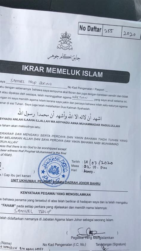 Jadi tidak hanya saat mau masuk islam saja harus mengucap syahadatain, tapi setelah masuk islam pun masih wajib mengucap 2 kalimah syahadah. Gadis ucap syukur, 'boyfriend' bertatu akhirnya lafaz dua ...