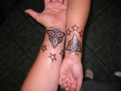 In diesem artikel zeigen wir dir welche potenziellen gefahren (schmerzen) und kosten verbunden sind. tattoo handgelenk innen motive tattoovorlagen - Tattoo ...