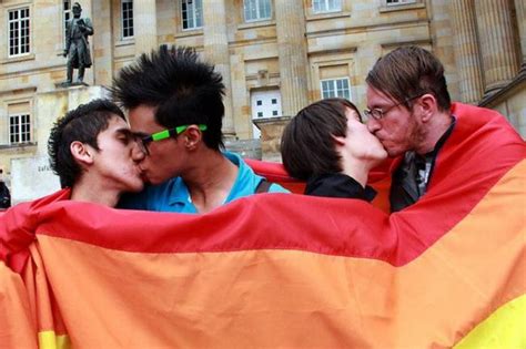 Policía No Puede Retirar A Parejas Gay Que Expresen Cariño Colombia