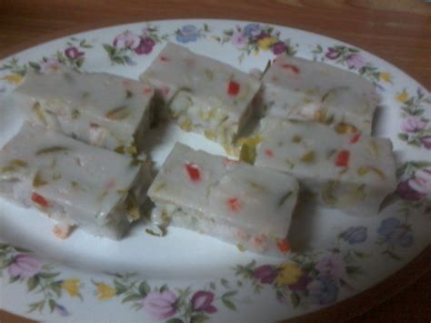 Kemudian dibentuk bulat dan disalut dengan bijan sebelum digoreng. Sweet red cherry: KUIH TALAM BERLAUK
