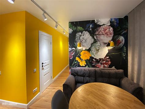 Рисунок на стене цветы. Интерьер квартиры. Роспись стены в кухне. г ...