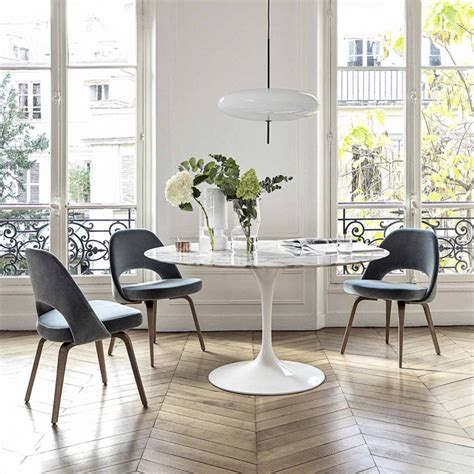 Gorgeous dining room, and love the eames chair. Saarinen Tulip Table in Rosso Rubino Marble