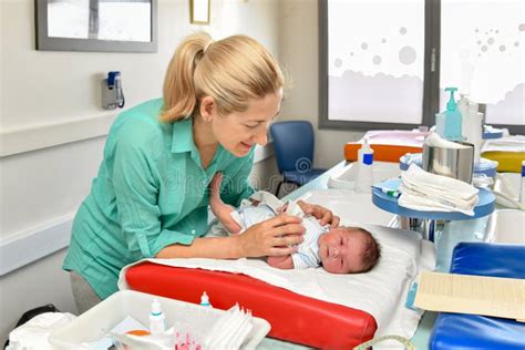 Primer Baño De Un Bebé Recién Nacido En El Hospital Imagen De Archivo