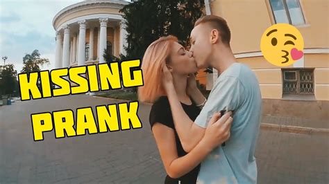 KISSING PRANK РАЗВОД НА ПОЦЕЛУИ ФОКУСЫ ДЕВУШКИ РЕАКЦИИ YouTube