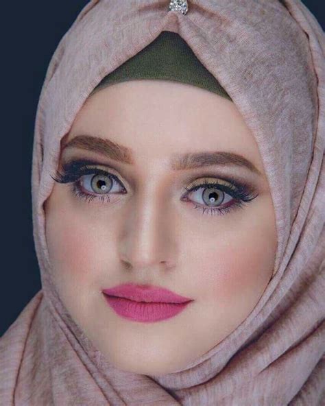 24 Beautiful Muslim Woman