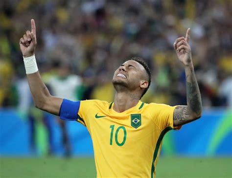 16 Amazing Photos From Brazils Soccer Teams Gold Medal Winning