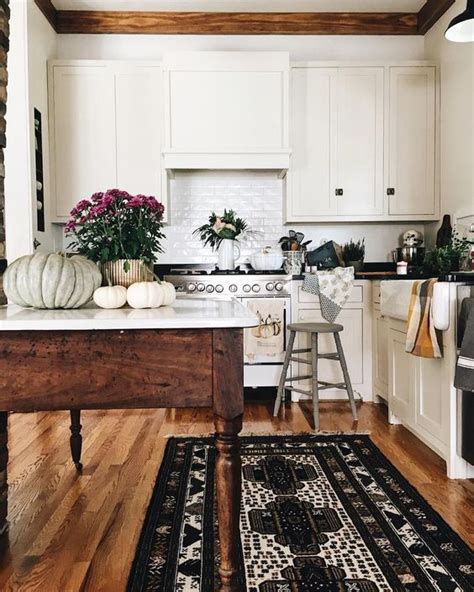 Modern farmhouse style is the perfect aesthetic! Eclectic Home Tour - White Farmhouse Blog - Kelly Elko