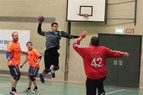 Erst spät fanden die gladbecker akteurinnen die richtigen mittel gegen das unkonventionelle spiel der gäste aus neunkirchen und konnten davonziehen. Handball: Unnötige Niederlage - VTV Freier Grund 2016 e.V.