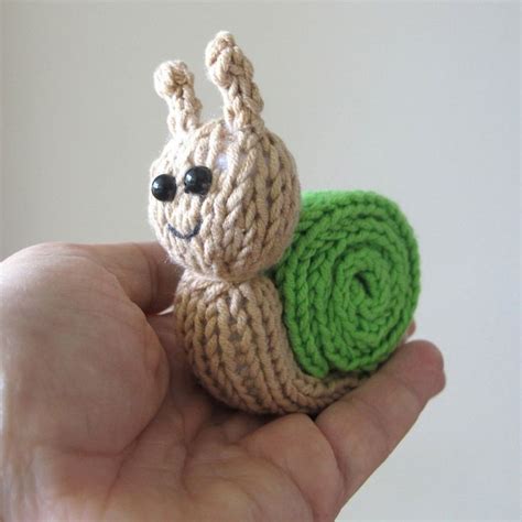 Pin on finger knitting