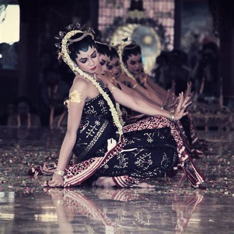 Jenis seni tari di indonesia yaitu tari tradisional, tari kreasi baru dan tari kontemporer. tari tradisional klasik gaya surakarta mempunyai delapan standar tari . sebutkan dan jelaskan ...
