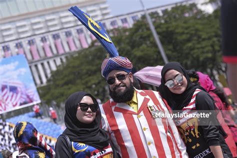 Hari kebangsaan adalah merupakan tarikh cuti umum buat malaysia. Tukang jahit tak kisah belanja RM2,020 untuk sambut merdeka