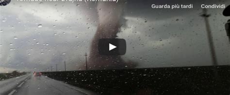 O mică tornadă în bărăgan. Spaventoso tornado in Romania: panico in strada, sollevato ...