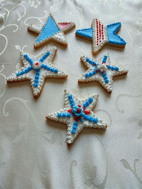 See more ideas about star cookies, cookies, cookie decorating. Star shaped hand-decorated sugar cookies in red, white ...